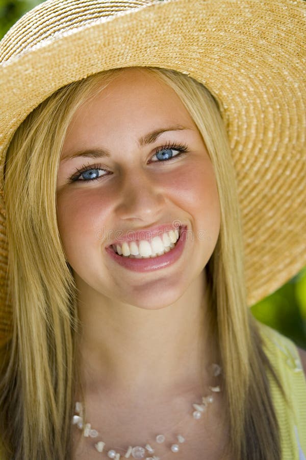 Hermoso joven una mujer impresionante sonrisa agotador el gran un sombrero iluminado de acuerdo verano amanecer.