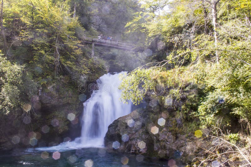 Summieren Sie Wasserfall und Holzbrücke in der Vintgar-Schlucht in Sloveni stockbild Summieren Sie Wasserfall und Holzbrücke in der Vintgar-Schlucht in Sloveni stockbild
