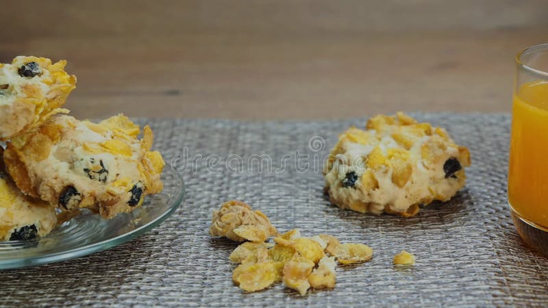 Sumo de laranja e flocos de milho estaladiços.