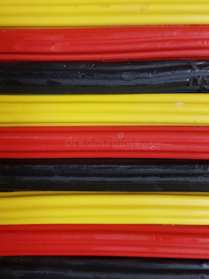 sumário com as barras do plasticine na cor preta, amarela e vermelha, no fundo e na textura imagem de stock royalty free sumário com as barras do plasticine na cor preta, amarela e vermelha, no fundo e na textura imagem de stock royalty free