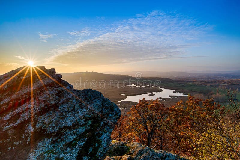Sun allant vers le bas au-dessus du lac photo stock Sun allant vers le bas au-dessus du lac photo stock