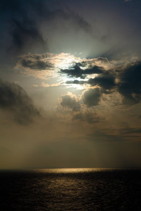 Sun atrás das nuvens fotos de stock