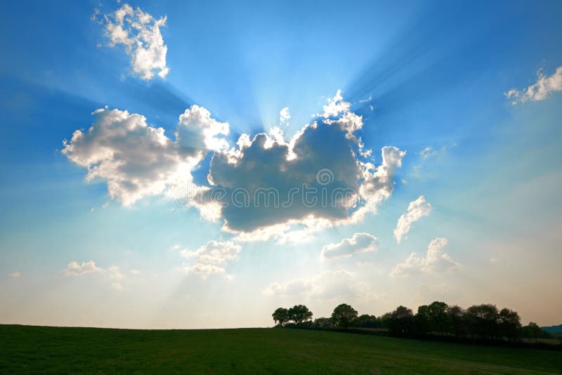 Sol atrás das nuvens fotos de stock