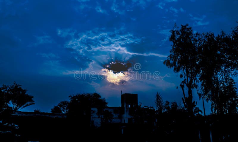Sun che splende attraverso le nuvole scure fotografie stock Sun che splende attraverso le nuvole scure fotografie stock