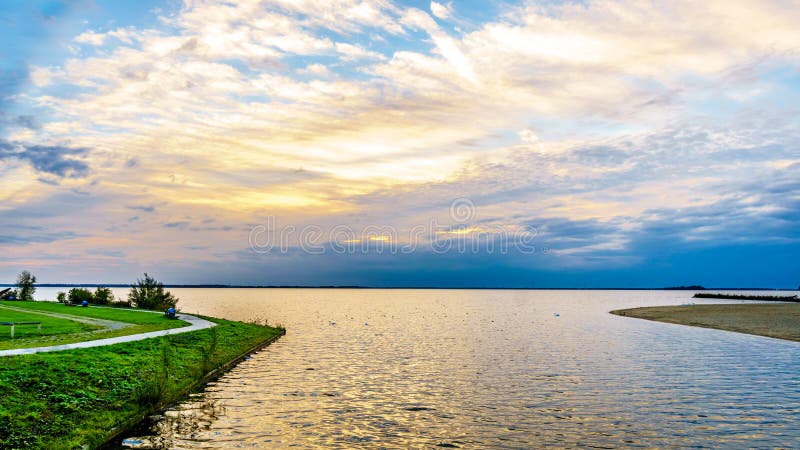 Sun, der über den Hafen von Harderwijk in den Niederlanden einstellt lizenzfreies stockbild Sun, der über den Hafen von Harderwijk in den Niederlanden einstellt lizenzfreies stockbild