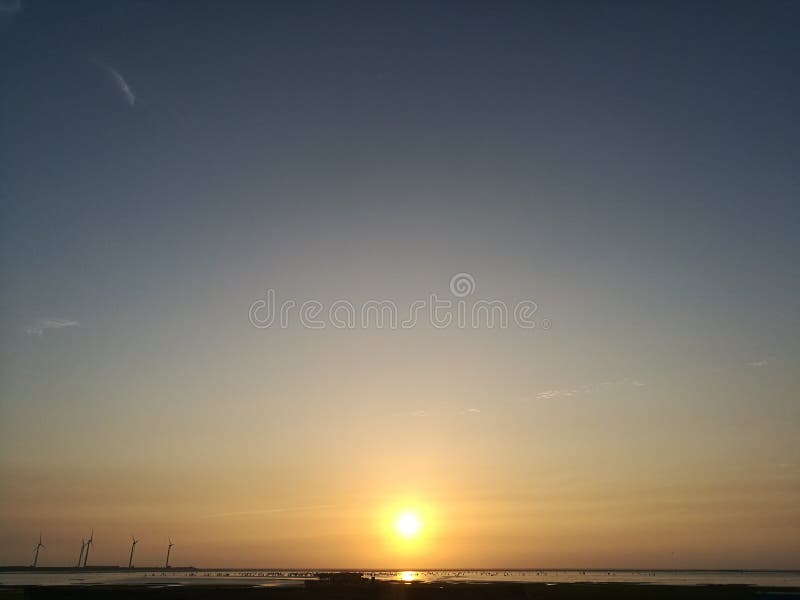 Sun e luce solare del bello paesaggio di vista del mare di tramonto grande immagine stock libera da diritti Sun e luce solare del bello paesaggio di vista del mare di tramonto grande immagine stock libera da diritti