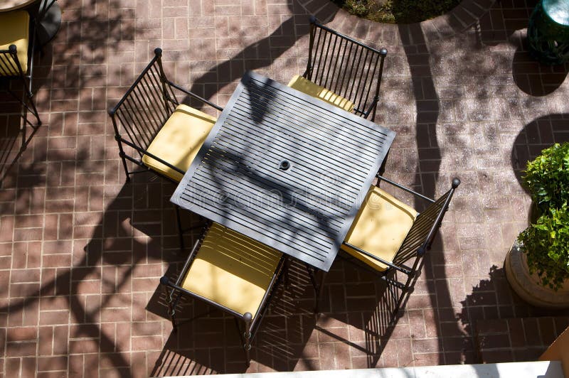 Sun embebeu a tabela para quatro em um café ao ar livre para imagens de stock