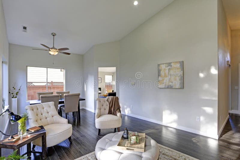 Sala de estar familiar banhada de sol em tons de bege suaves foto de stock