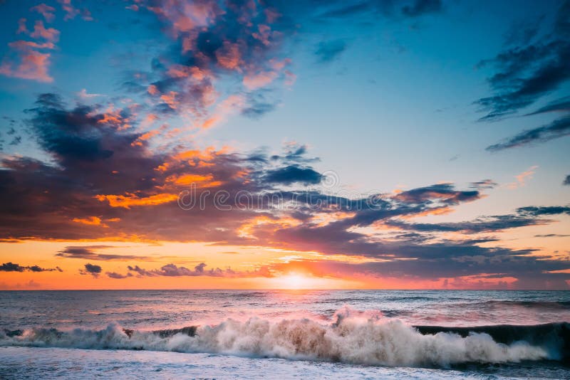 Sun está brilhando sobre o horizonte no por do sol ou no nascer do sol Mar da noite ou fotos de stock Sun está brilhando sobre o horizonte no por do sol ou no nascer do sol Mar da noite ou fotos de stock