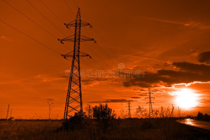 Sun et électricité - les lignes à haute tension domine au coucher du soleil photo stock Sun et électricité - les lignes à haute tension domine au coucher du soleil photo stock