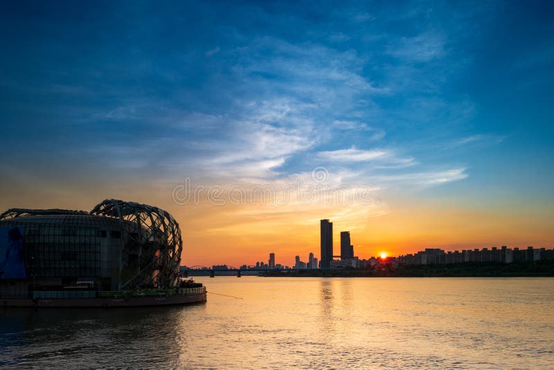 Sun falling across the Han River over Seoul city scape from Banpo Hangang Park in Seocho-Gu, Seoul, South Korea stock image Sun falling across the Han River over Seoul city scape from Banpo Hangang Park in Seocho-Gu, Seoul, South Korea stock image