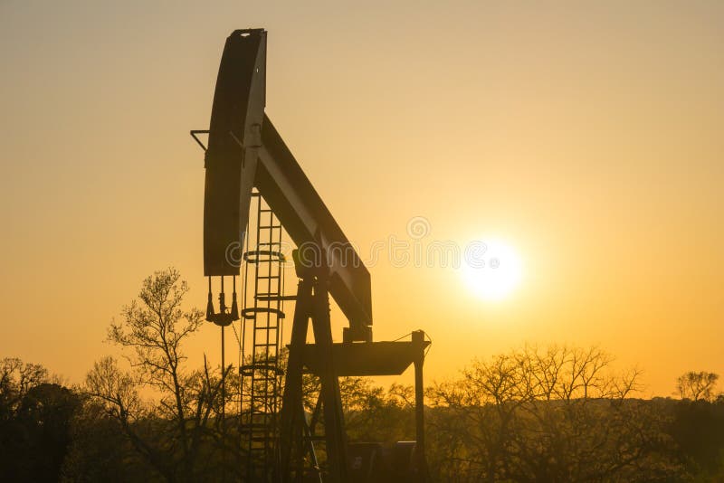 Sun II di Texas Oil Well Against Setting immagine stock libera da diritti Sun II di Texas Oil Well Against Setting immagine stock libera da diritti
