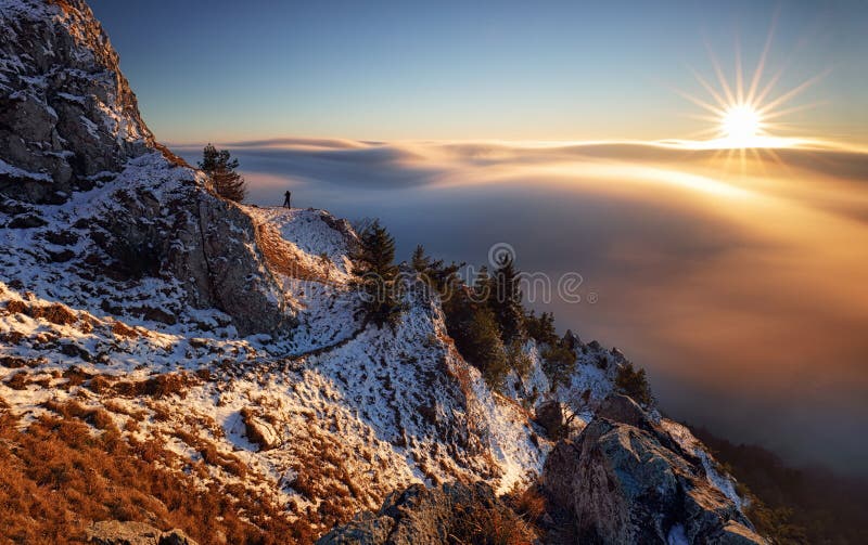 Slunce, horská krajina nad mraky, pěkná příroda