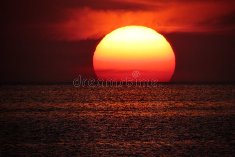 Sun no horizonte de mar
