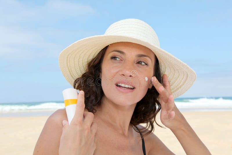 124 Woman Putting Sunscreen Her Face Beach Stock Photos - Free ...