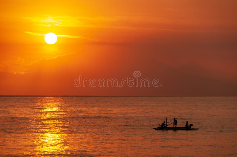Sun que ajusta-se sobre pescadores indonésios - olhando do towa de Lombok foto de stock royalty free Sun que ajusta-se sobre pescadores indonésios - olhando do towa de Lombok foto de stock royalty free