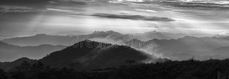 Sun-Ray brille sur des couches de montagne dans noir et blanc photo stock Sun-Ray brille sur des couches de montagne dans noir et blanc photo stock