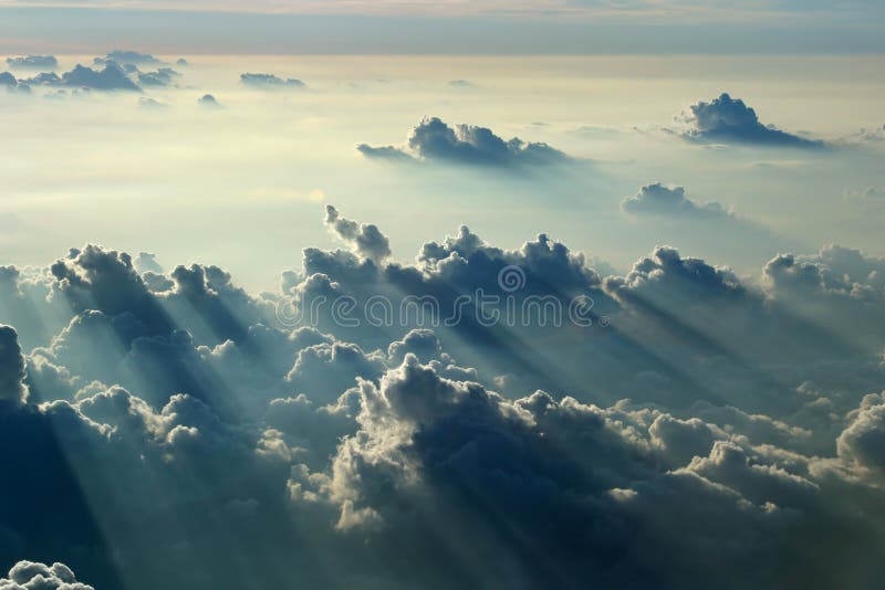 Foto aerea di raggi di sole e nuvole cumulus.