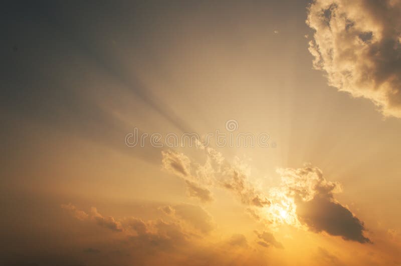 El sol rayos el cielo más alto.