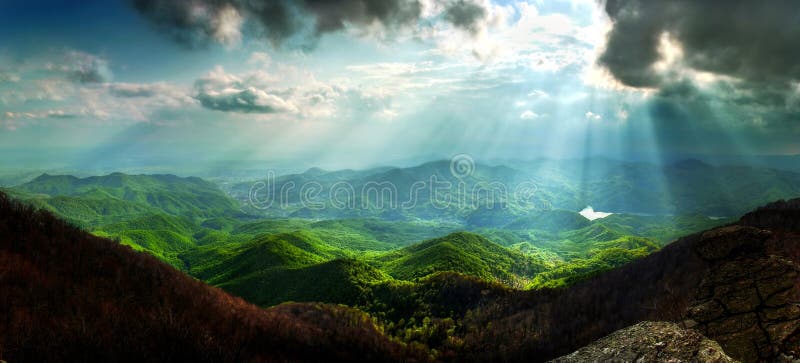 Sun rays Gebirgslandschaft stockfoto