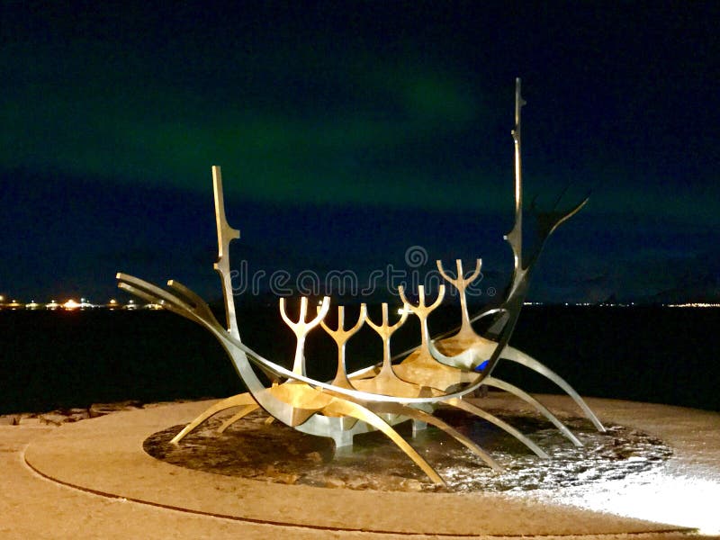 The Sun resande Reykjavik med nordliga ljus royaltyfri fotografi The Sun resande Reykjavik med nordliga ljus royaltyfri fotografi