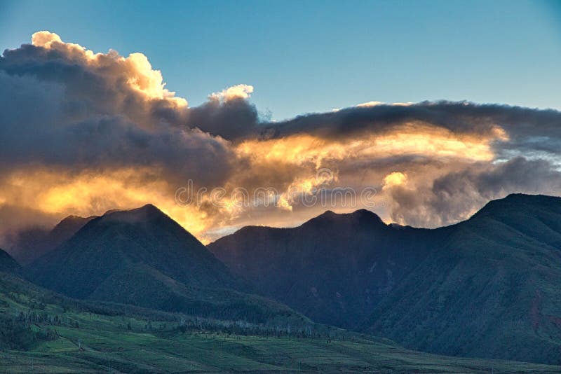 Sun rising over the west Maui mountains on Maui. Dramatic sunrise over the west Maui mountains on the island of Maui royalty free stock photography Sun rising over the west Maui mountains on Maui. Dramatic sunrise over the west Maui mountains on the island of Maui royalty free stock photography
