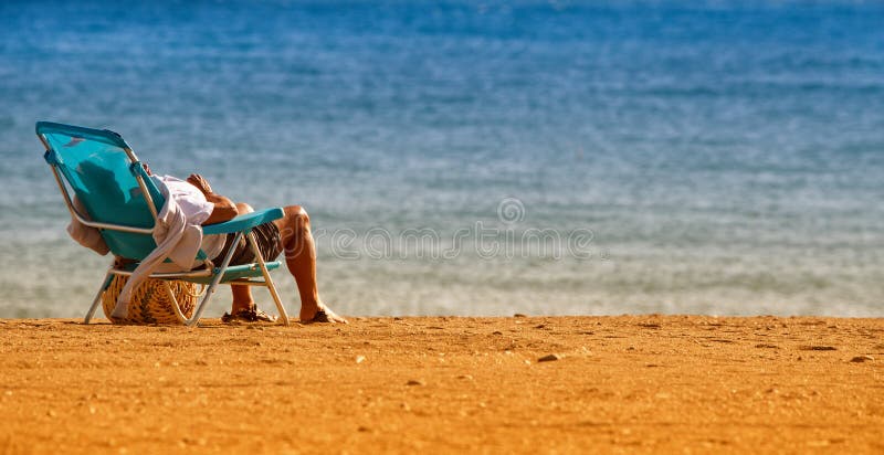 Silencioso estirar de Playa una oportunidad sobre el relajarse aderezo arriba el en claramente vistoso plegable sillas.