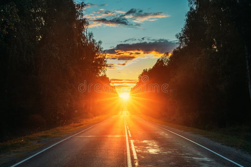 Sun Shine Nad Asphalt Country Open Road W Słoneczny Poranek Lub Wieczór Otwarta Wolna Droga Latem Lub Jesienią W