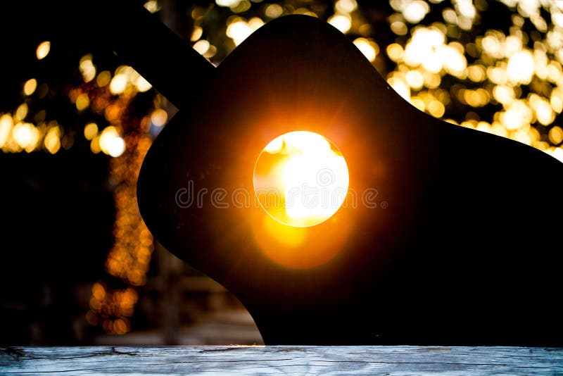 El sol brillante través de sonido el agujero de silueta.