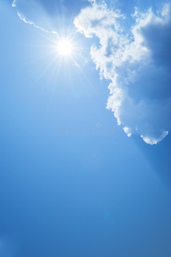 Sun, Sunbeam, nuage et ciel bleu Fond et texture images libres de droits Sun, Sunbeam, nuage et ciel bleu Fond et texture images libres de droits