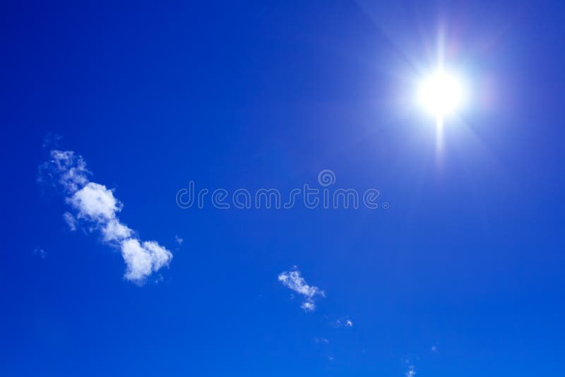 Sun und Wolken auf blauem Himmel lizenzfreies stockfoto Sun und Wolken auf blauem Himmel lizenzfreies stockfoto