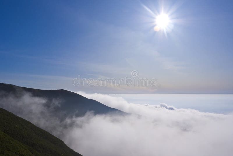 Sun über den Hügeln lizenzfreies stockfoto Sun über den Hügeln lizenzfreies stockfoto