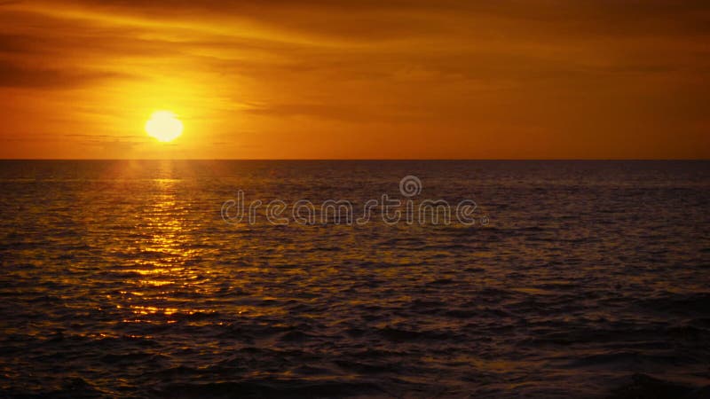 Sun über tropischem Ozean. Schöner orange Sonnenuntergang