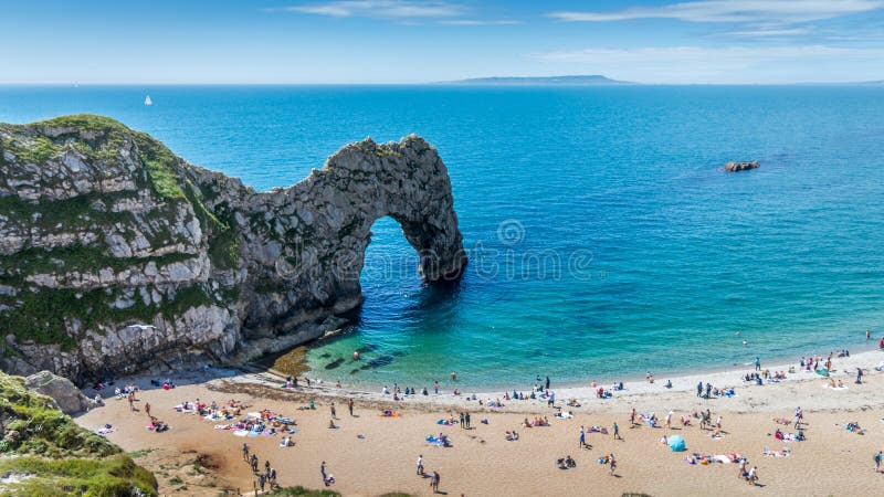 Sunbathers die van de warme zonneschijn genieten bij Durdle-Deurstrand van Jurakust, het Westen Lulworth, het Verenigd Koninkrijk royalty-vrije stock foto Sunbathers die van de warme zonneschijn genieten bij Durdle-Deurstrand van Jurakust, het Westen Lulworth, het Verenigd Koninkrijk royalty-vrije stock foto