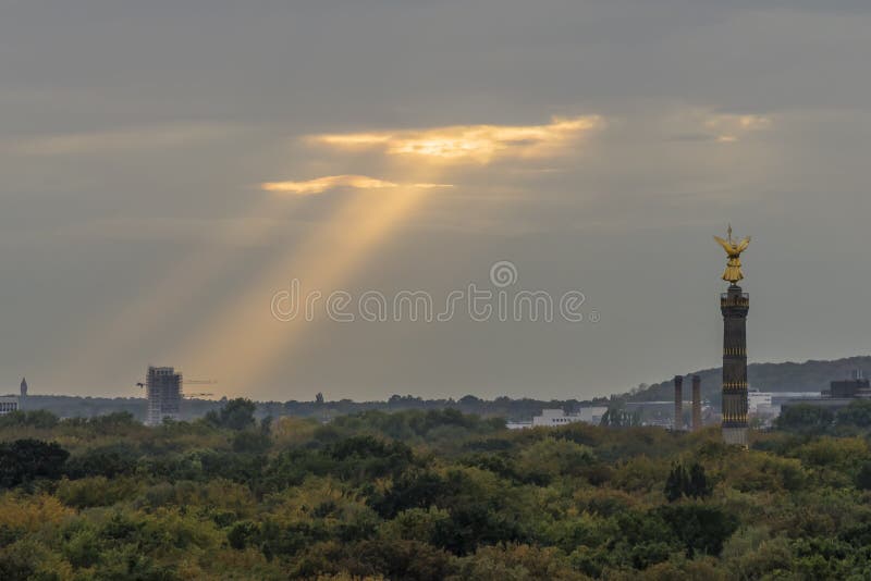 Sunbeams filtrano tra le nuvole il parco Tiergarten a Berlino, in Germania, vicino alla colonna della Vittoria fotografie stock Sunbeams filtrano tra le nuvole il parco Tiergarten a Berlino, in Germania, vicino alla colonna della Vittoria fotografie stock
