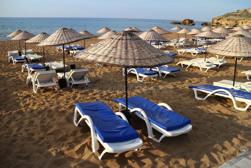 Sunbeds met Paraplu's op Zandstrand stock afbeeldingen Sunbeds met Paraplu's op Zandstrand stock afbeeldingen