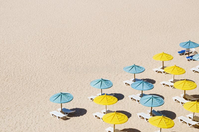 Sunbeds mit Regenschirmen auf dem sandigen Strand stockfoto Sunbeds mit Regenschirmen auf dem sandigen Strand stockfoto