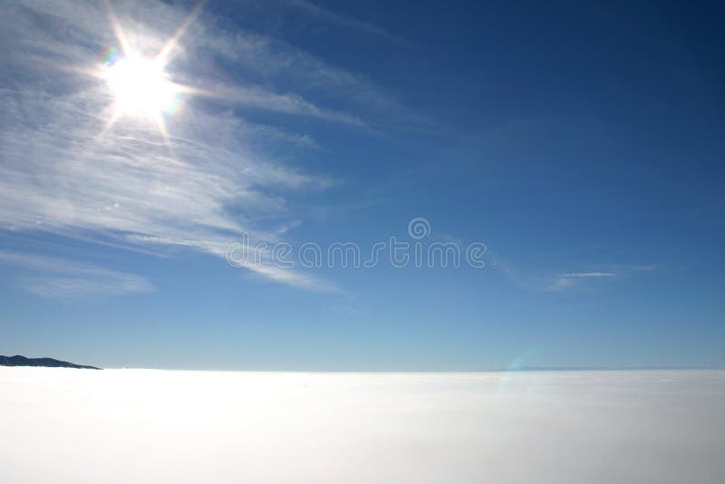 Sunburst acima da névoa imagem de stock royalty free Sunburst acima da névoa imagem de stock royalty free