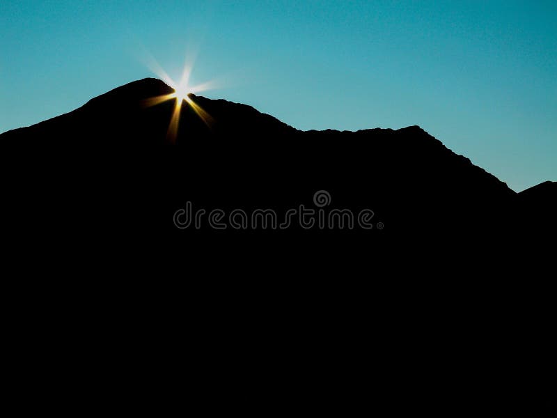 Sunburst sobre o ombro da parte superior da montanha foto de stock royalty free Sunburst sobre o ombro da parte superior da montanha foto de stock royalty free