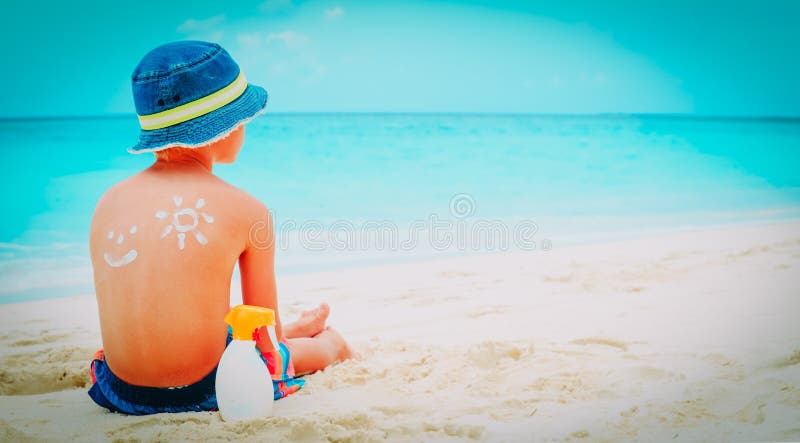 Μικρό παιδί προστασίας ήλιων με το suncream στην παραλία στοκ φωτογραφία με δικαίωμα ελεύθερης χρήσης
