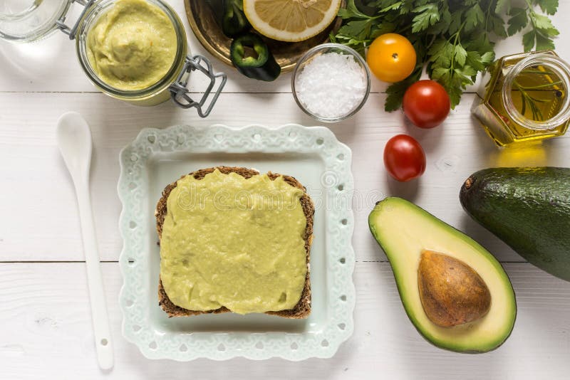 Sund frukost med ny avokadospridningGuacamole arkivbild Sund frukost med ny avokadospridningGuacamole arkivbild