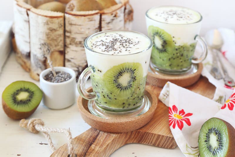 Sund frukost: yoghurt, kiwi och Chia frö royaltyfri fotografi Sund frukost: yoghurt, kiwi och Chia frö royaltyfri fotografi
