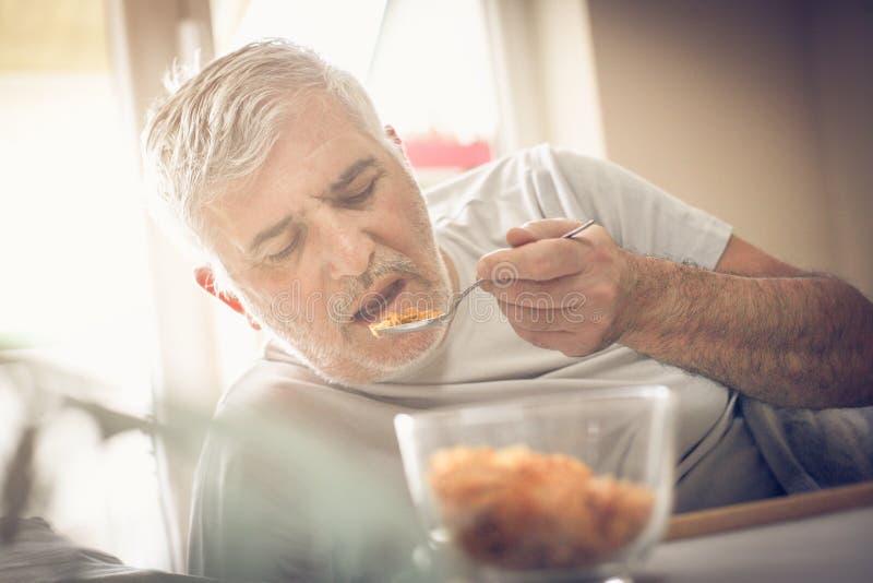 Sund frukostman i säng arkivbilder Sund frukostman i säng arkivbilder