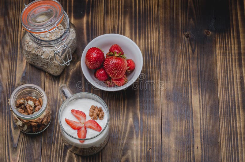 Sund frukostuppsättning på träbakgrund, bästa sikt, copyspace royaltyfri bild Sund frukostuppsättning på träbakgrund, bästa sikt, copyspace royaltyfri bild