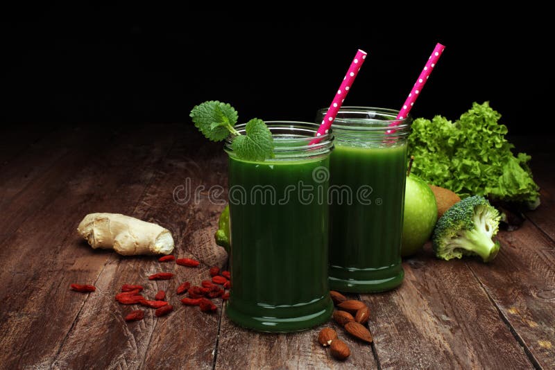 Sund grön smoothie och ingredienser - superfoods, detox, bantar, hälsa, arkivbilder Sund grön smoothie och ingredienser - superfoods, detox, bantar, hälsa, arkivbilder