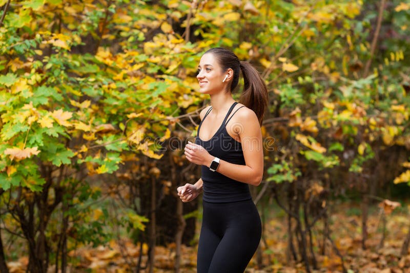 Sund livsstil Kvinna som joggar på skogslinga arkivbild Sund livsstil Kvinna som joggar på skogslinga arkivbild