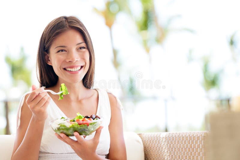 Sund livsstilkvinna som äter att le för sallad som är lyckligt arkivbild