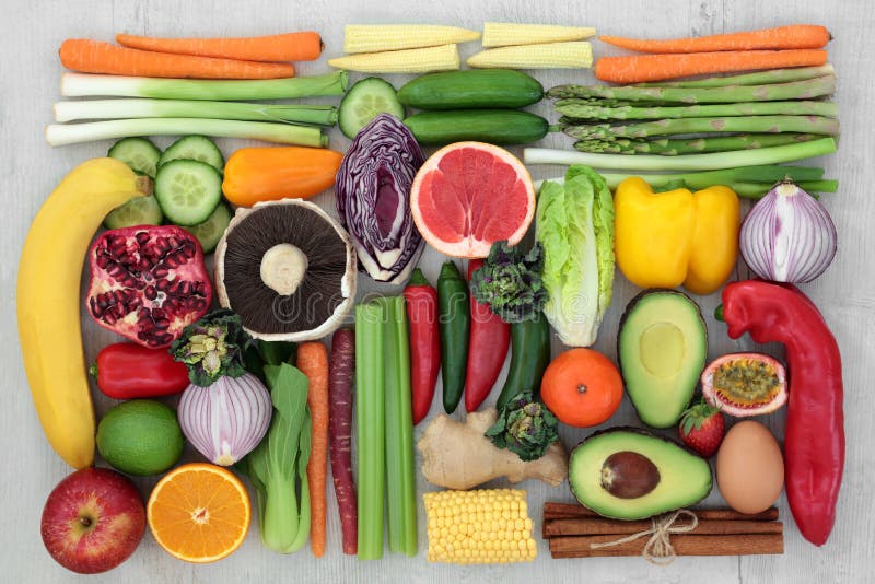 Sund mat för rent äta. Sunt matbegrepp för rent äta med ny frukt, grönsaker och kryddor Foods som är höga i antioxidants, anthocyanins, vitaminer och diet-fiber Lekmanna- lägenhet
