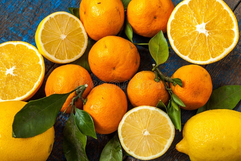 Sund ny citrus fruktsaft två exponeringsglas, apelsiner, tangerin, citroner, is, sidor royaltyfri fotografi Sund ny citrus fruktsaft två exponeringsglas, apelsiner, tangerin, citroner, is, sidor royaltyfri fotografi