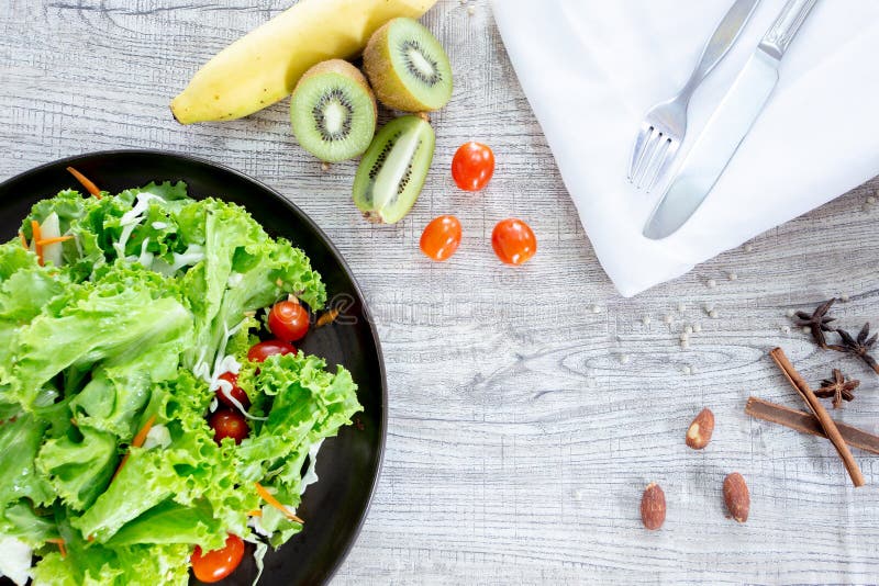 Sund och ren matblandningfrukt för bästa sikt och grönsak, sund ätablandning av sallad för nya grönsaker som överträffas på träta arkivbilder Sund och ren matblandningfrukt för bästa sikt och grönsak, sund ätablandning av sallad för nya grönsaker som överträffas på träta arkivbilder